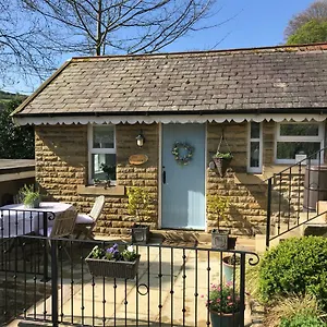https://the-lodge-holmfirth.yorkshirehotels.net